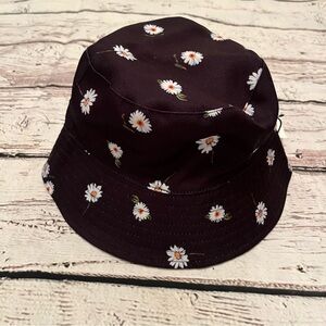 NWT Alice + Olivia Reversible Daisy Flower Print Bucket Hat